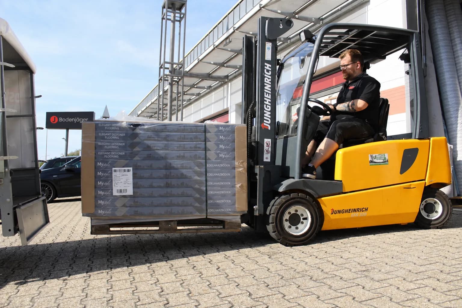 Bodenjäger-Lieferfahrzeug oder Mitarbeiter, der Bodenpakete für die Übergabe vorbereitet