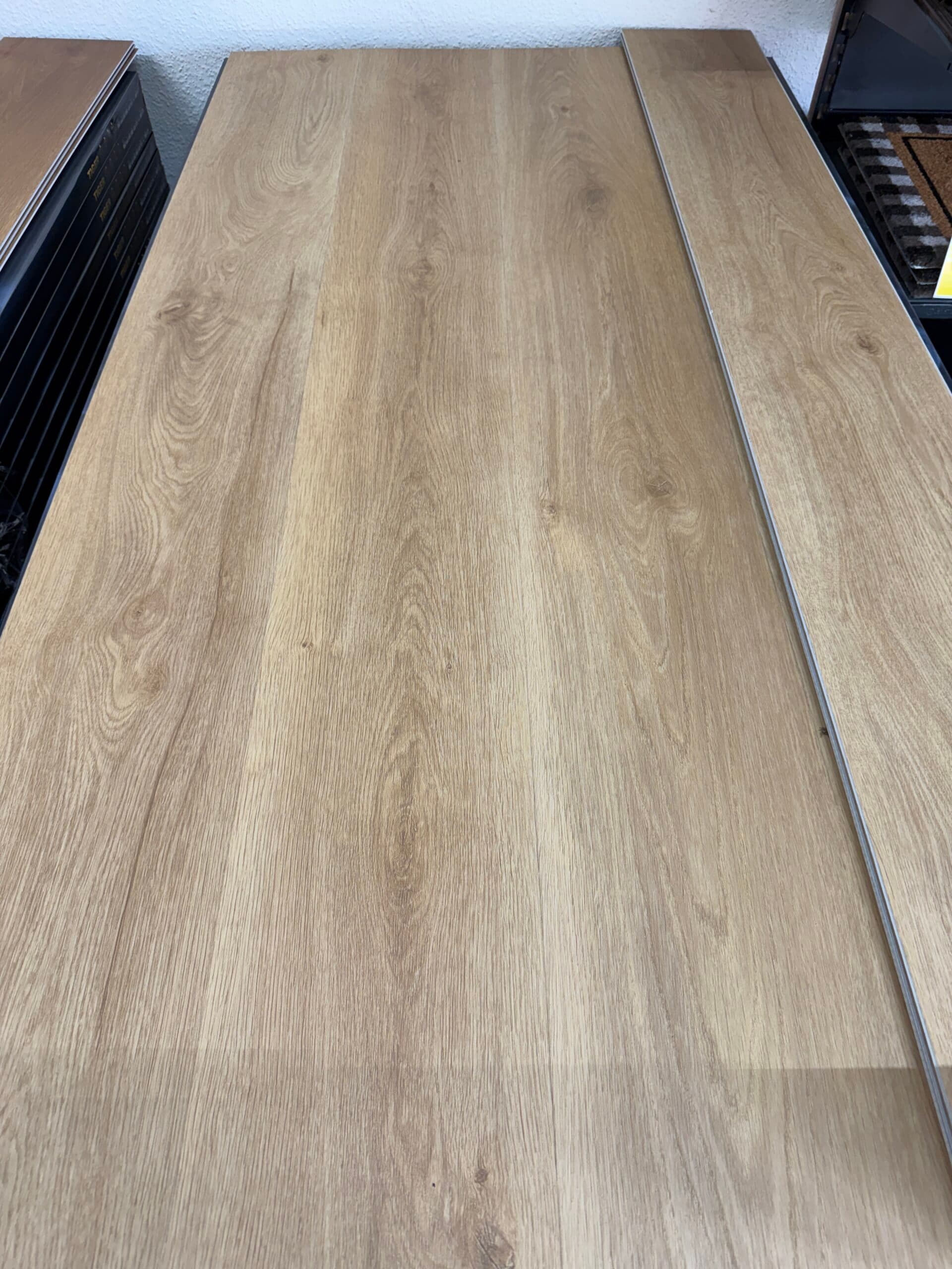 Rigid-Vinyl Valence Light